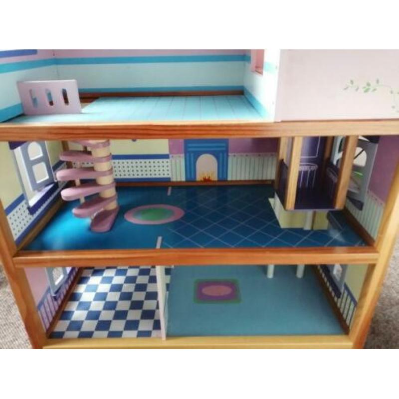 Poppenhuis met meubels en poppetjes