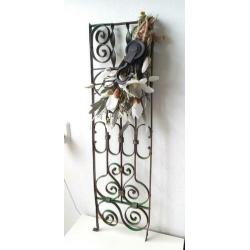 87 cm hoog oud gietijzeren ornament incl decoratie