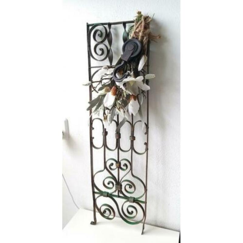 87 cm hoog oud gietijzeren ornament incl decoratie