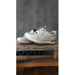 wit met zilverkleurige meiden sneakers nieuw!