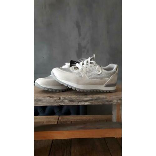 wit met zilverkleurige meiden sneakers nieuw!