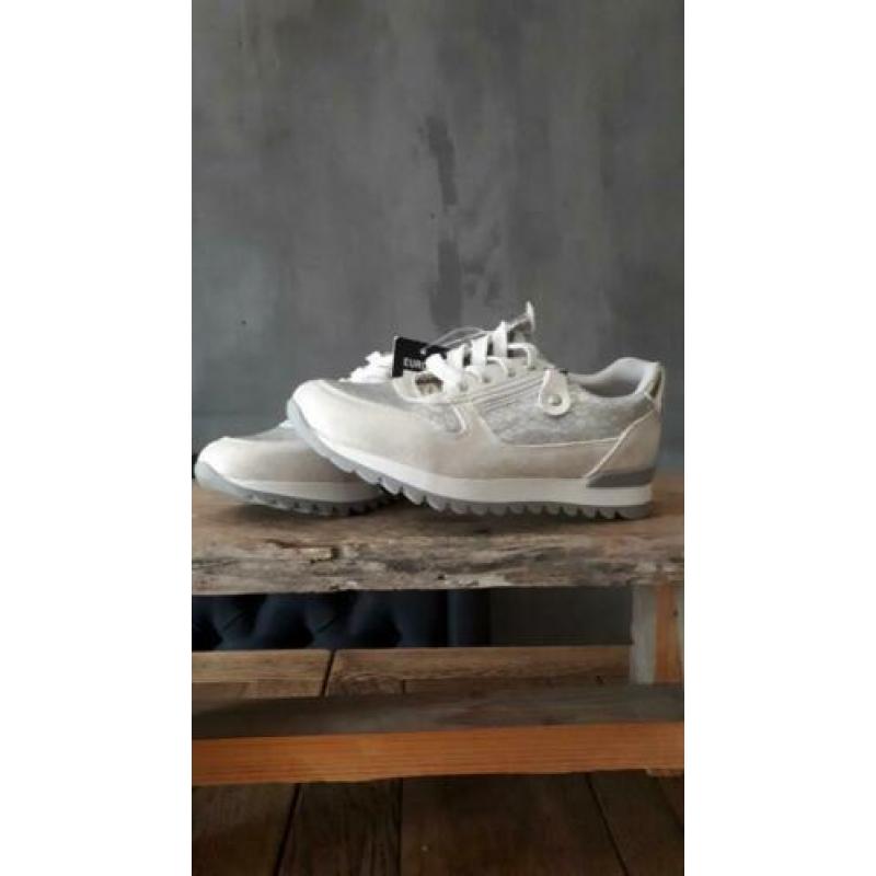 wit met zilverkleurige meiden sneakers nieuw!