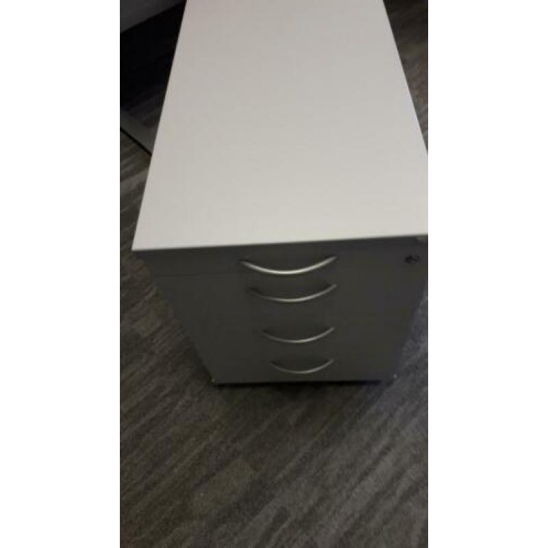 GRATIS: Febru ladenblokken en bureau