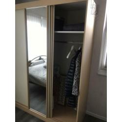 Bed en kledingkast