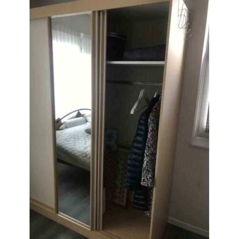 Bed en kledingkast
