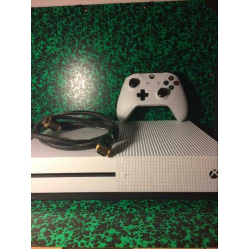 Xbox one met controller en HDMI kabel.