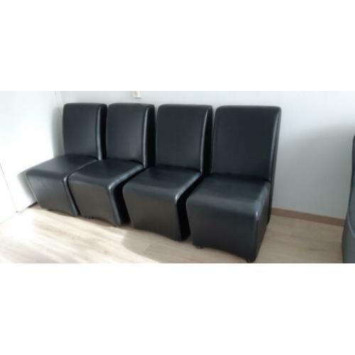 4 prachtige eettafel stoelen op wieltjes.