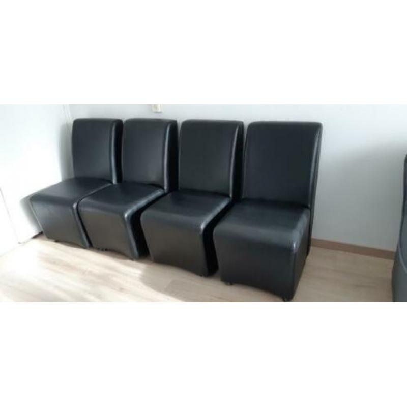 4 prachtige eettafel stoelen op wieltjes.
