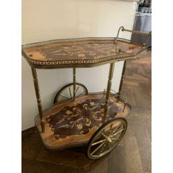 Thee tafel op wielen