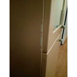 Smalle hoge kast kolomkast zachtgeel keuken / badkamer