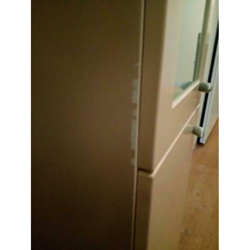 Smalle hoge kast kolomkast zachtgeel keuken / badkamer