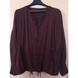 Een mooi donkerrood blouse jasje van Cecil maat xxl.