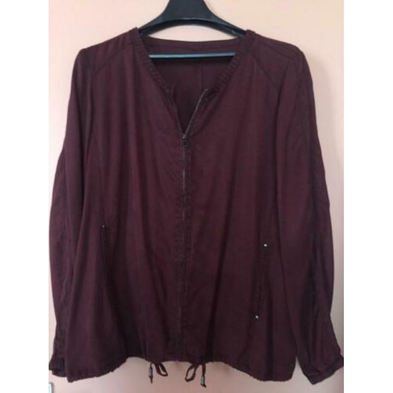 Een mooi donkerrood blouse jasje van Cecil maat xxl.