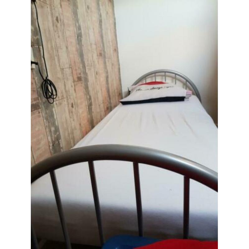 1 persoons bed met lattenbodem en matras evt
