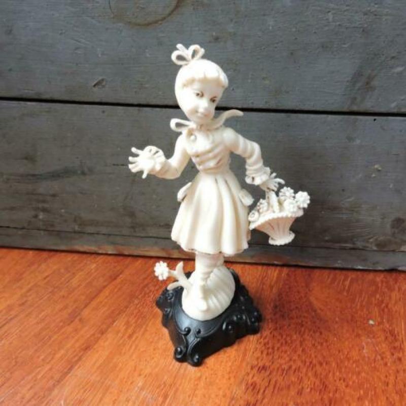 Beeldje meisje met bloemen mand kunsstof Jrn '60 Italy