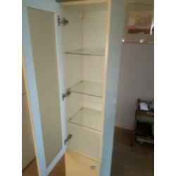 Smalle hoge kast kolomkast zachtgeel keuken / badkamer