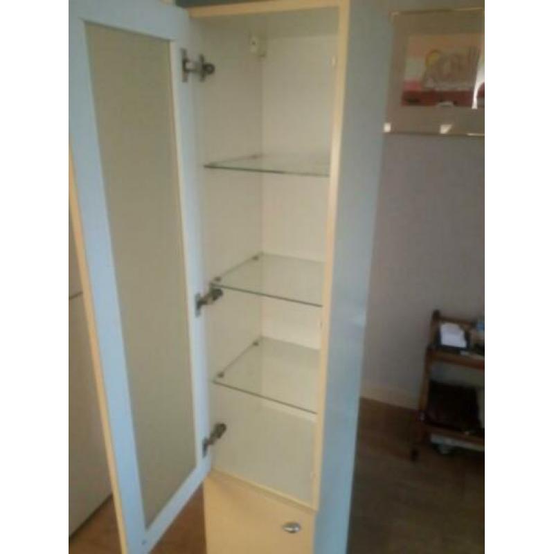 Smalle hoge kast kolomkast zachtgeel keuken / badkamer