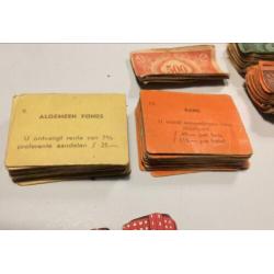 Monopoly kaartjes, geld, huizen, hotels etc