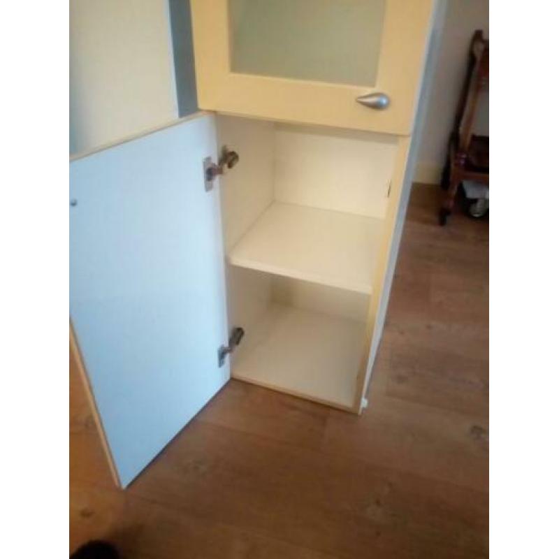 Smalle hoge kast kolomkast zachtgeel keuken / badkamer