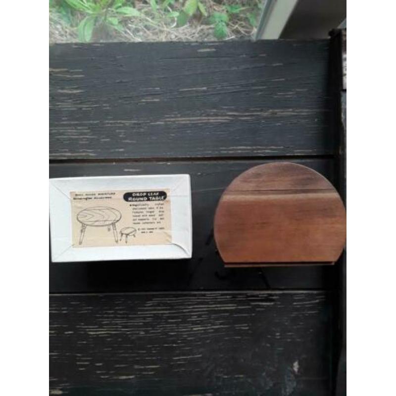 Drop leaf round table
