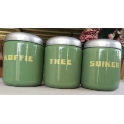 Antieke groene emaille voorraadbussen koffie, thee, suiker