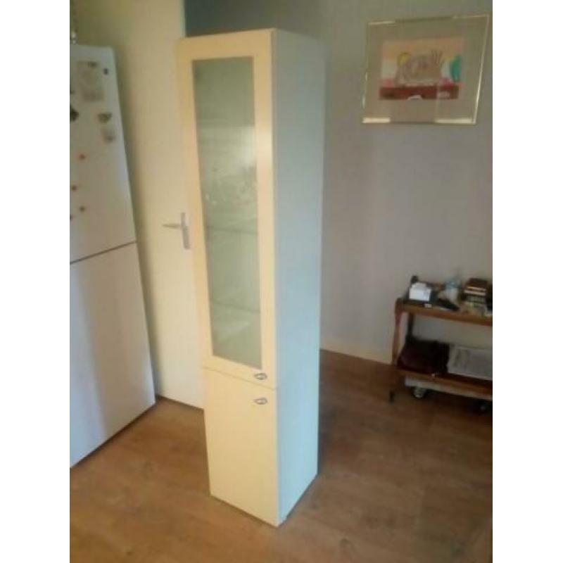 Smalle hoge kast kolomkast zachtgeel keuken / badkamer