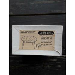 Drop leaf round table