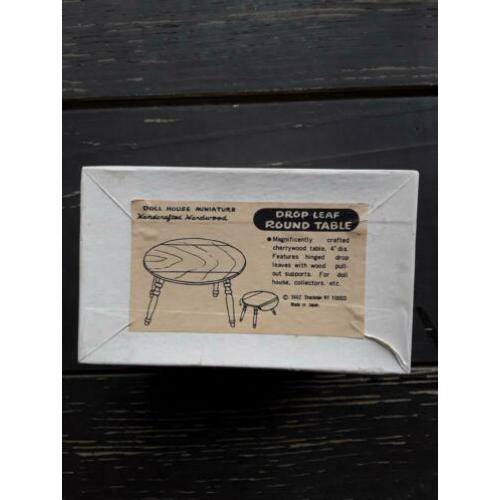 Drop leaf round table