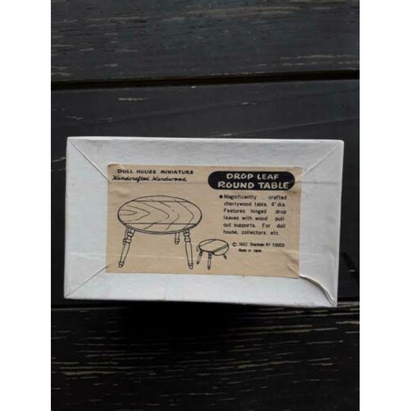 Drop leaf round table