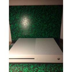 Xbox one met controller en HDMI kabel.