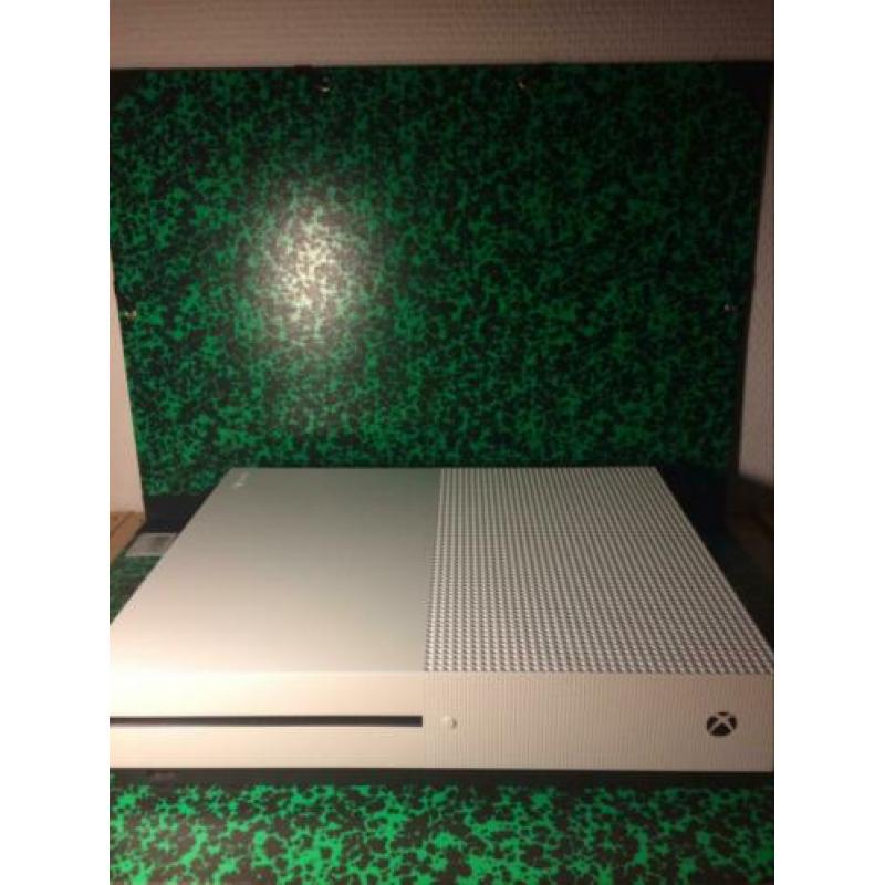 Xbox one met controller en HDMI kabel.