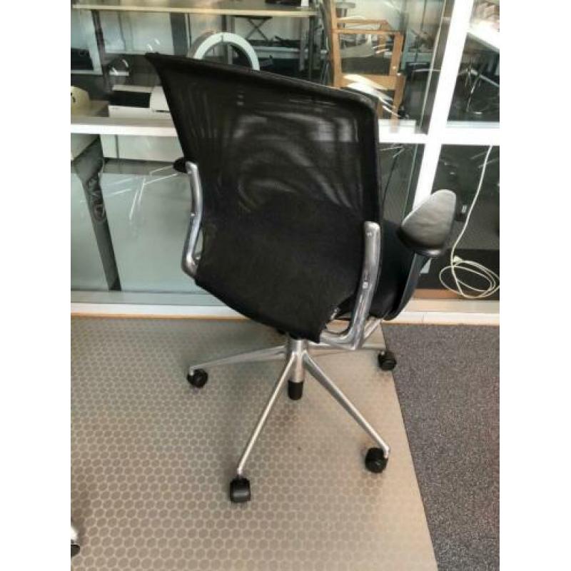 Vitra bureaustoel Meda Chair netwave Design 449.- nu 295,-