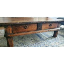 Antieke robuuste salontafel