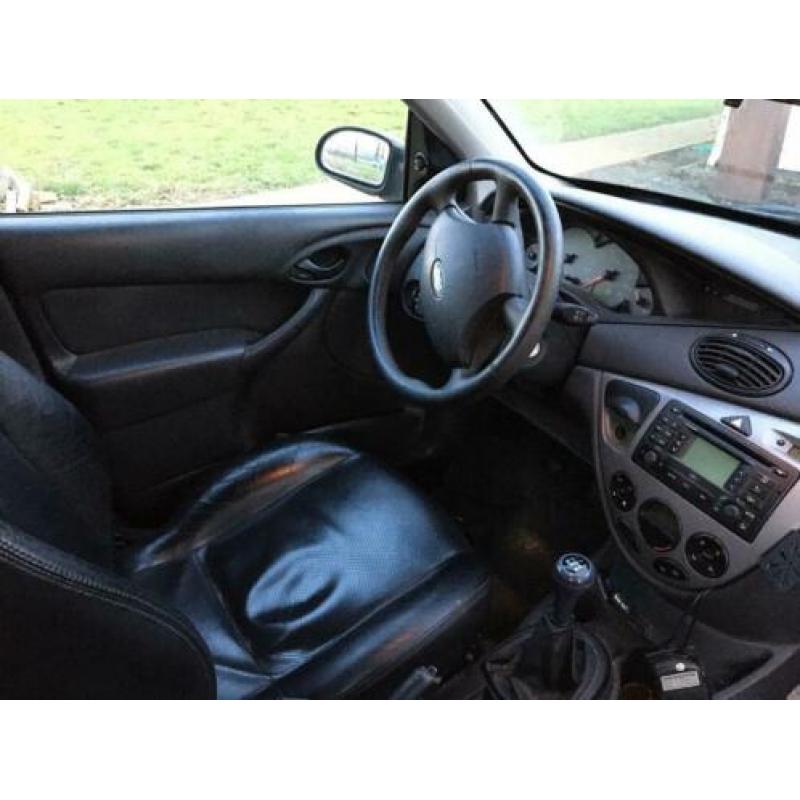Ford Focus 1.6 I Wagon 2004 Zwart hagelschade