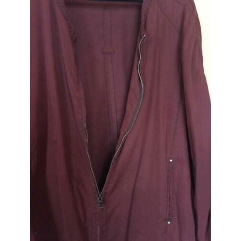 Een mooi donkerrood blouse jasje van Cecil maat xxl.