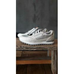 wit met zilverkleurige meiden sneakers nieuw!