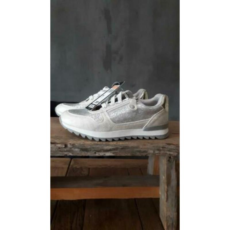 wit met zilverkleurige meiden sneakers nieuw!
