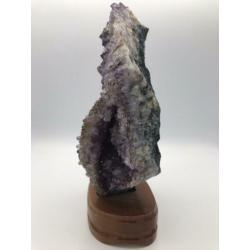 Amethist op standaard mineralen edelstenen gems
