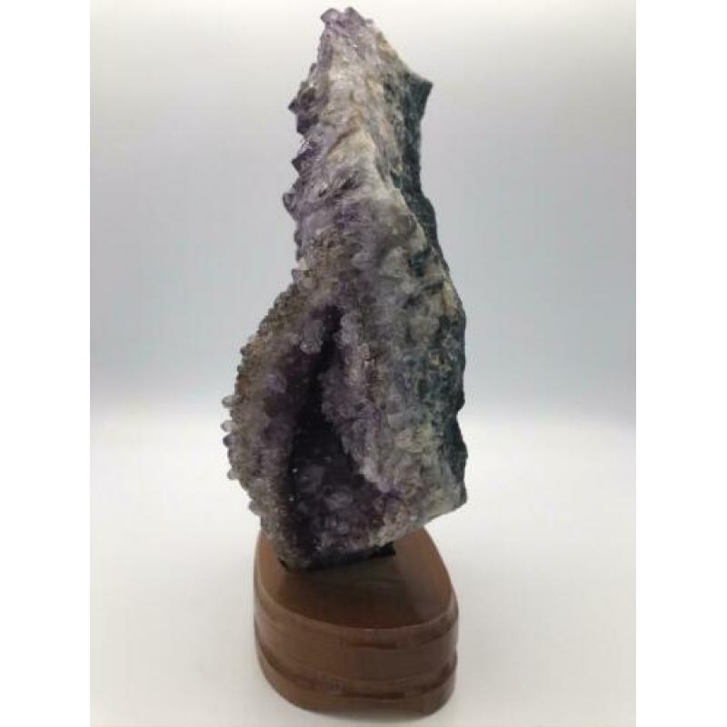 Amethist op standaard mineralen edelstenen gems
