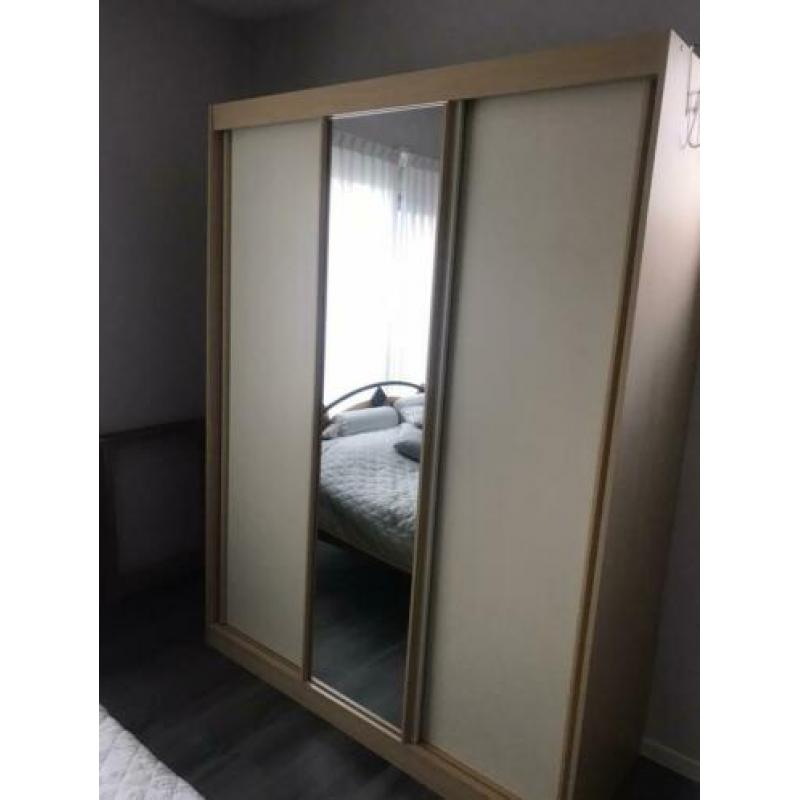 Bed en kledingkast