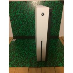 Xbox one met controller en HDMI kabel.