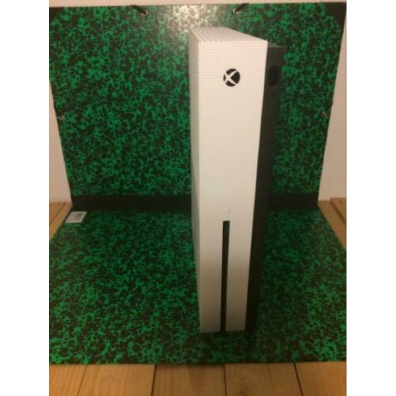 Xbox one met controller en HDMI kabel.