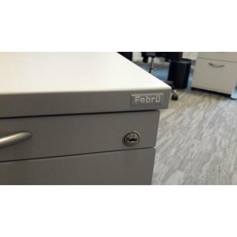 GRATIS: Febru ladenblokken en bureau