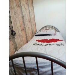1 persoons bed met lattenbodem en matras evt