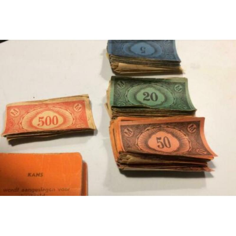 Monopoly kaartjes, geld, huizen, hotels etc
