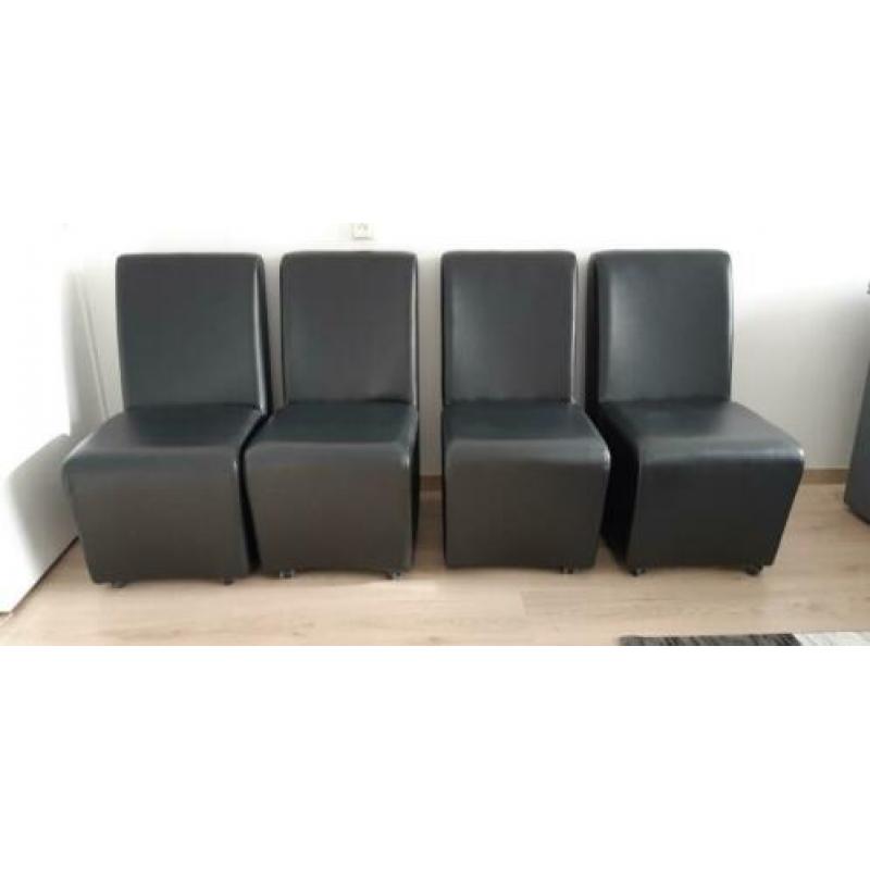 4 prachtige eettafel stoelen op wieltjes.