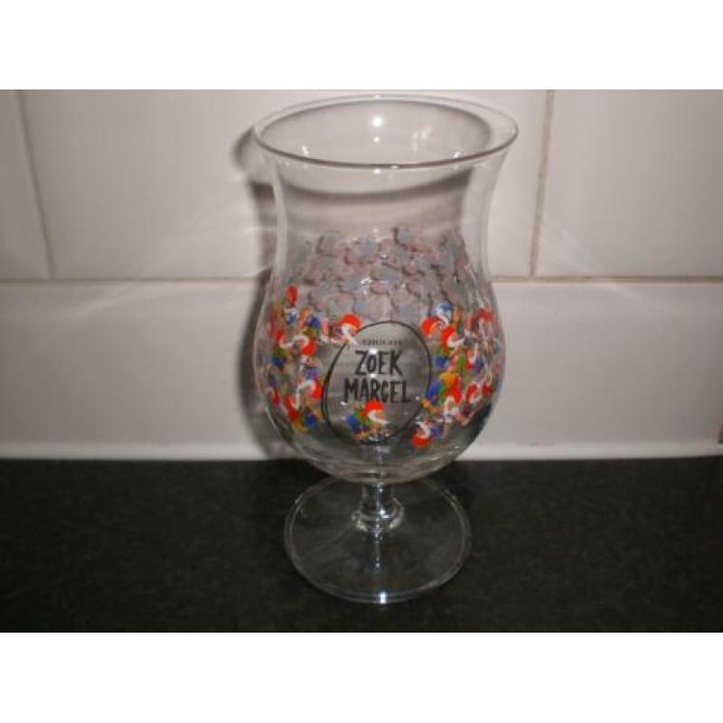 Mooi glas Chouffe bier, Zoek Marcel, Nederlandse versie