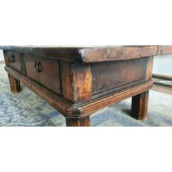Antieke robuuste salontafel