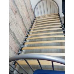 1 persoons bed met lattenbodem en matras evt