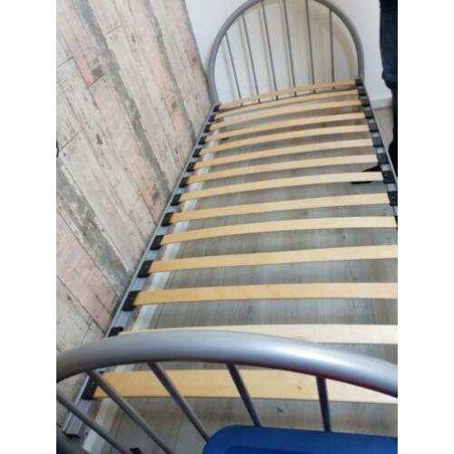 1 persoons bed met lattenbodem en matras evt